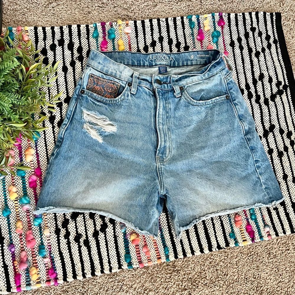 Arizona Jeans Co Highest Rise Distressed Blue Mom Jean Shorts Quilt Patch Pocket